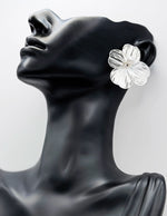 Biya Accessoires silver wire flower and pearl stud earrings.