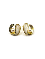 Biya Accessoires gold C-shaped stud earrings with white enamel and central pearl.