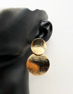 Close-up_of_premium_hypoallergenic_imitation_jewelry_featuring_heart_and_pearl_earrings.