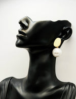 Everyday luxury jewelry uae aesthetic pearl earrings by the best jewelry shop in UAE.