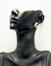 Best fashion jewelry in UAE minimalist pearl shell earrings for women.