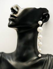 Biya Accessoires long graduated pearl drop earrings.