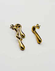 Waterproof non-tarnish artificial gold jewelry dripping gold earrings in Dubai.