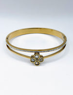 Close-up of Biya Accessoires' waterproof and non-tarnish gold clover bracelet, showcasing its pavé diamond simulant stones.