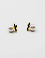 Biya Accessoires geometric gold bar and white pearl stud earrings.