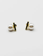 Biya Accessoires geometric gold bar and white pearl stud earrings.
