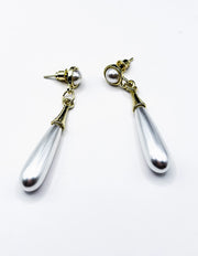 Biya Accessoires gold and pearl elongated bar drop earrings.