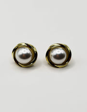 Biya Accessoires gold twisted halo earrings with iridescent pearl.