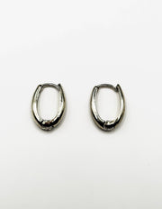Best fashion jewelry in UAE thick silver statement hoops for women.