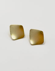 Biya Accessoires matte gold geometric curved stud earrings.
