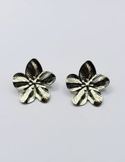 Everyday luxury fashion jewelry gold tone floral earrings by Biya Accessoires Dubai.