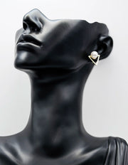 Best fashion jewelry in UAE minimalist pearl earrings for women.