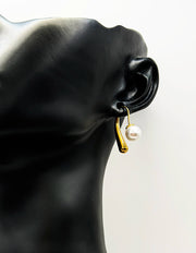 Close-up of premium hypoallergenic imitation jewelry featuring a sculptural gold pearl design.