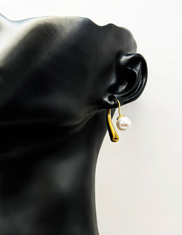 Close-up of premium hypoallergenic imitation jewelry featuring a sculptural gold pearl design.