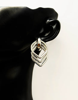 Imitation jewelry uae high-shine sculptural silver plated fashion jewelry.