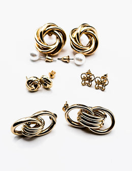 Biya Accessoires 6-pair gold earring set with pearl hoops and geometric studs.