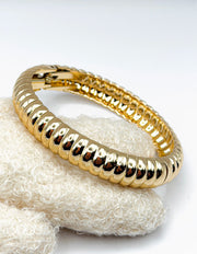 Waterproof 18K gold ribbed hinged bangle Biya Accessoires UAE.