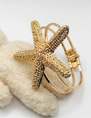 Non-tarnish textured oceanic gold bangle for women Dubai luxury fashion.