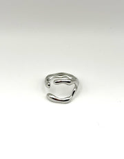 Waterproof silver liquid metal abstract ring by Biya Accessoires.
