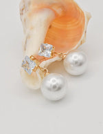 earrings_pearl_earrings_golden_finish_square_cut_studs_with_round_pearl_drops